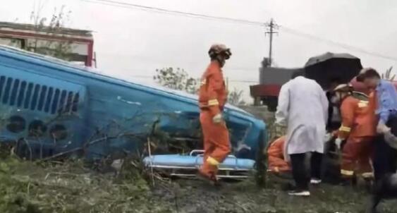 安徽载49客车侧翻 造成5人死亡
