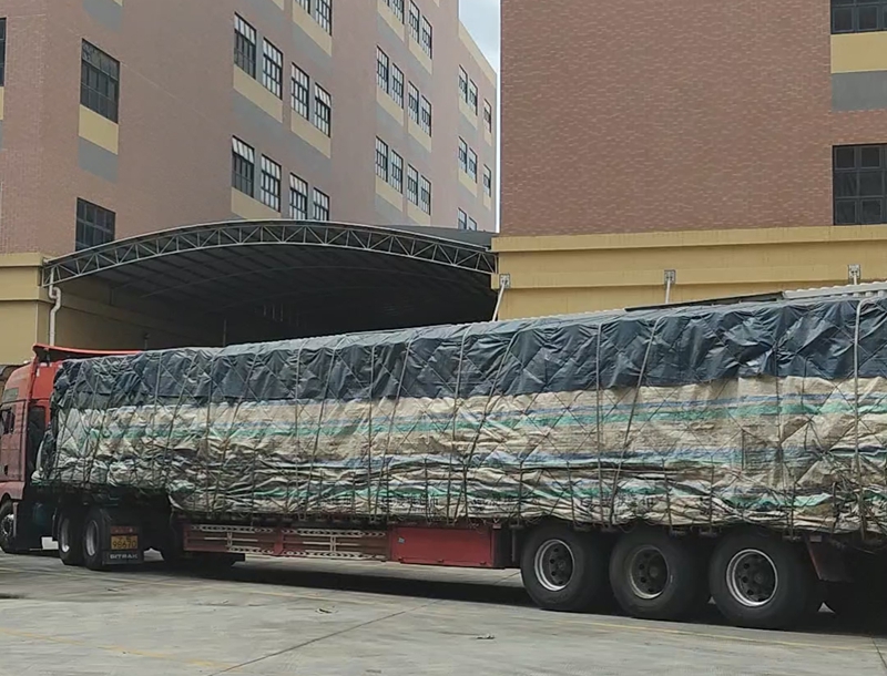 满载棉纱的平板车