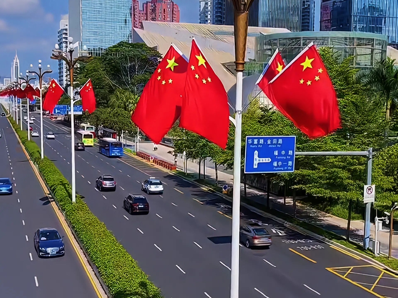 挂满五星红旗的街道