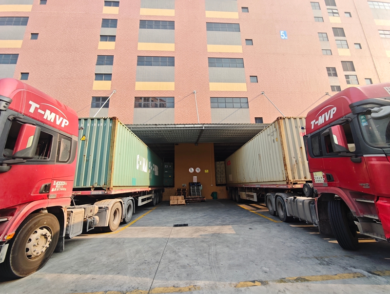 停靠在月台操作的货车